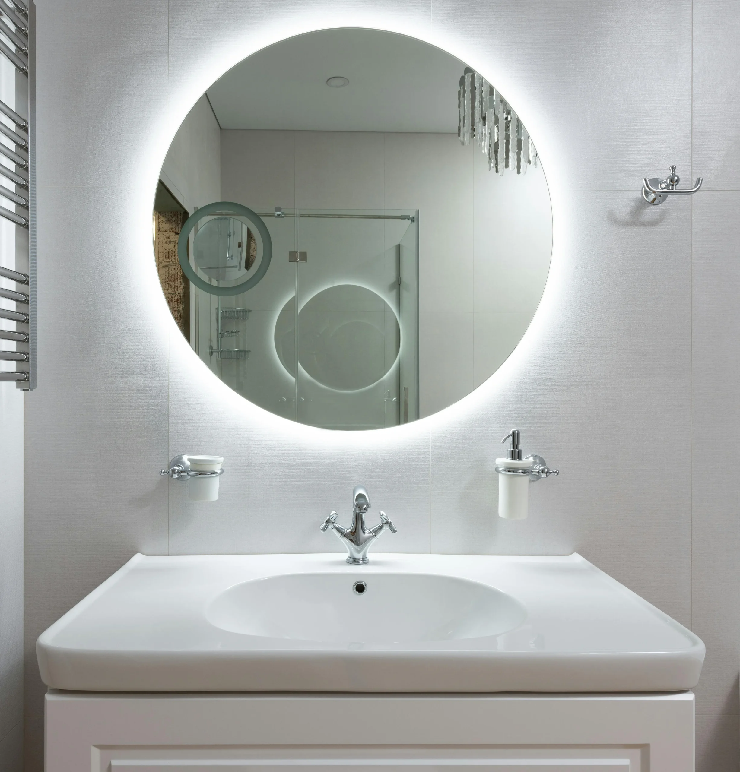 Baño Minimalista con Espejo Circular Retroiluminado