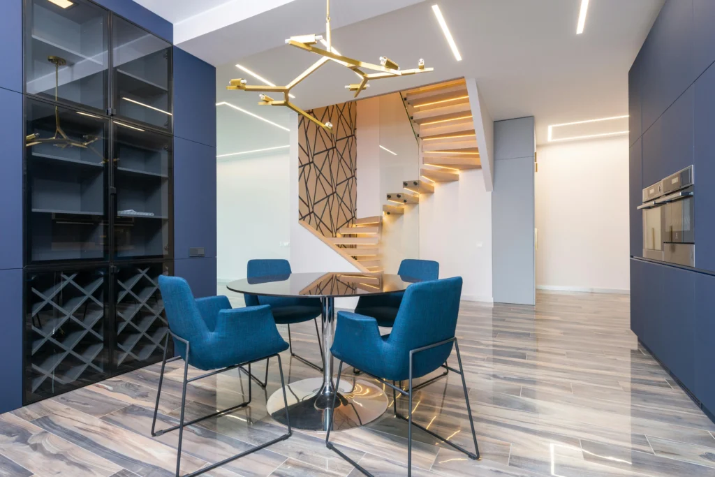 inicio Comedor Moderno con Escalera Flotante y Lámpara Escultural