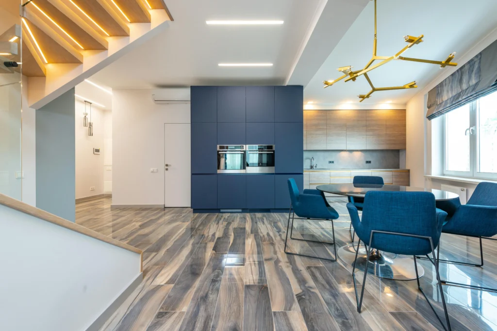 inicio Comedor Moderno con Sillas Azules y Cocina Integrada en Madera y Azul Marino