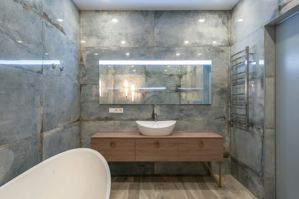 Promoción Alca del Guadalquivir Baño Contemporáneo con Mueble de Madera Clara y Revestimiento Industrial