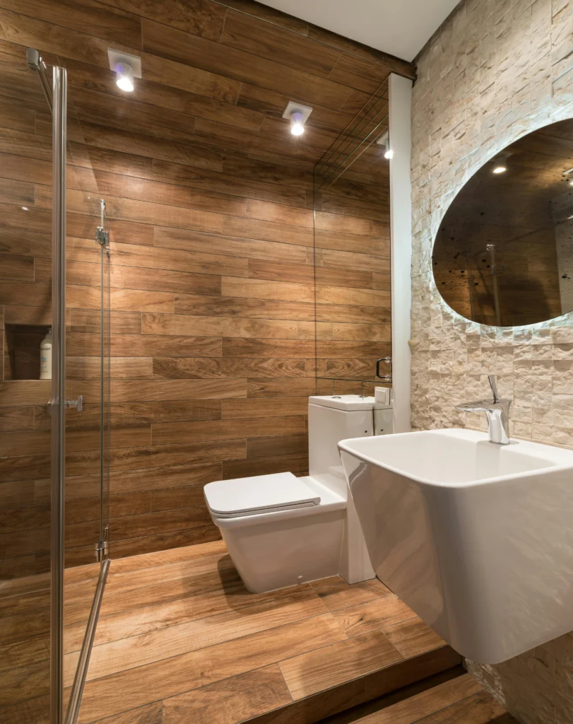 Tendencias para Diseñar Baños en 2026 Baño Rústico-Moderno con Envolvente de Madera y Muro de Piedra