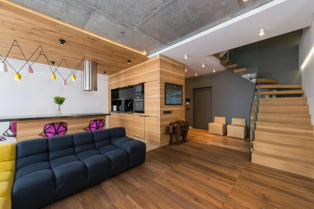 Salón-Cocina con Barra y Madera Clara en Espacio Abierto Industrial Chic