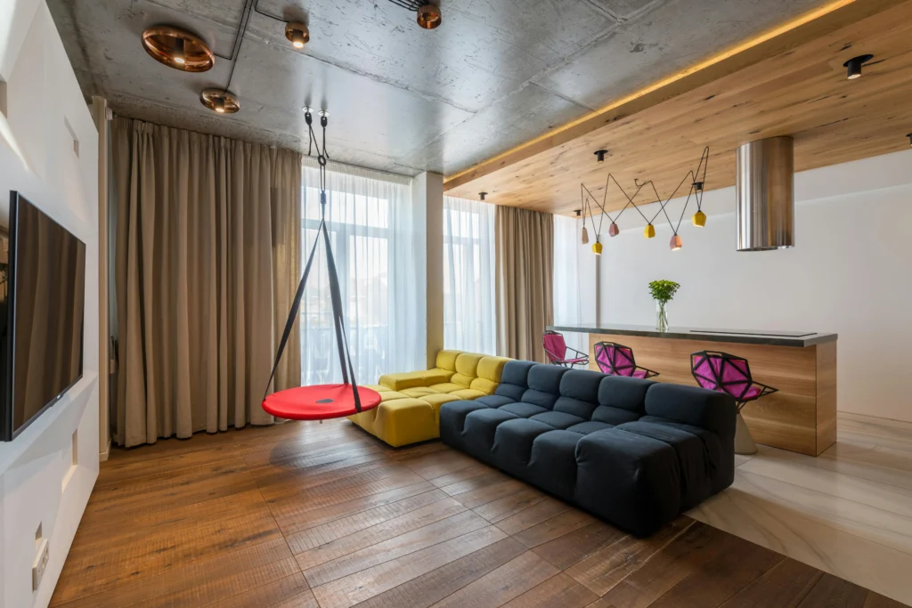 Sala de Estar con Sofá Modular Bicolor y Columpio Interior