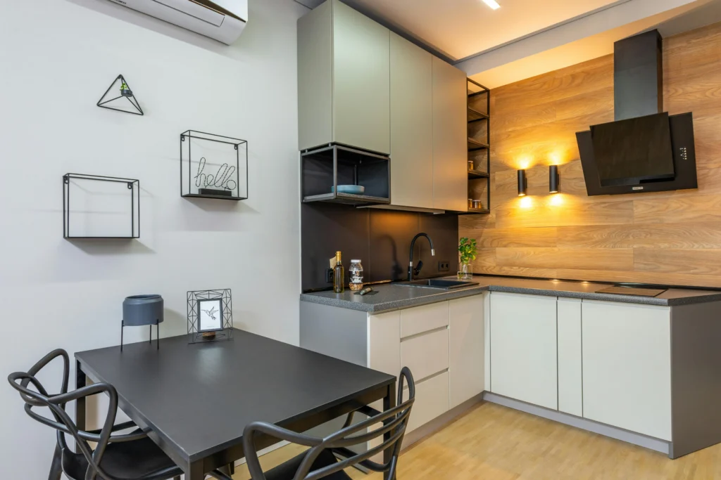 Cocina Minimalista en Gris y Madera con Comedor Integrado