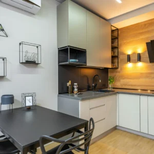 Cocina Minimalista en Gris y Madera con Comedor Integrado