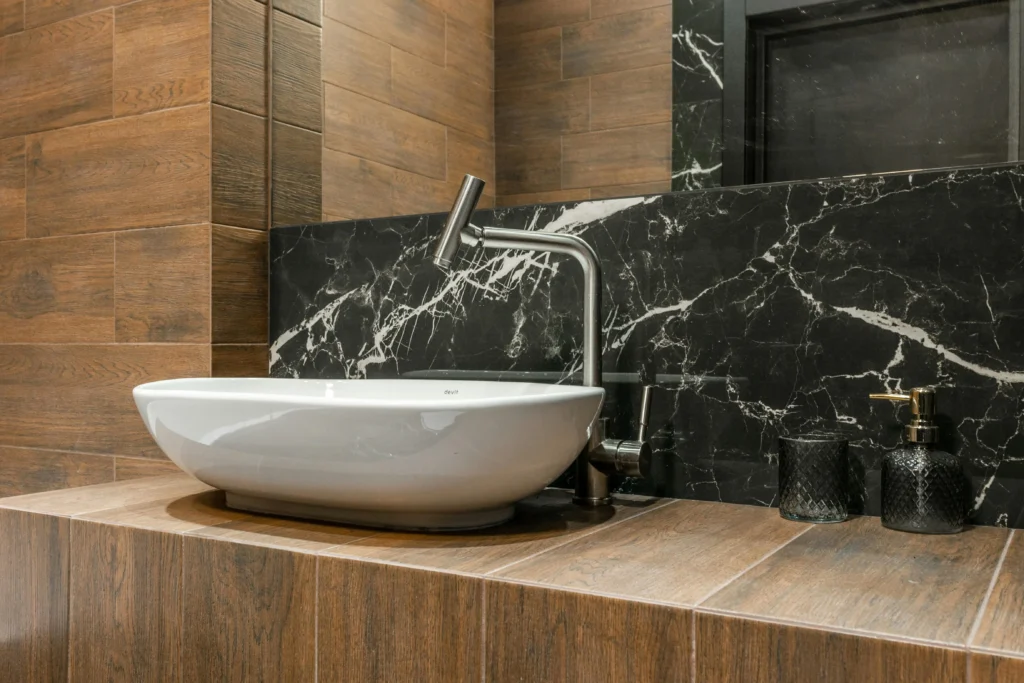 inicio Lavabo de Diseño en Mármol Negro y Madera Natural