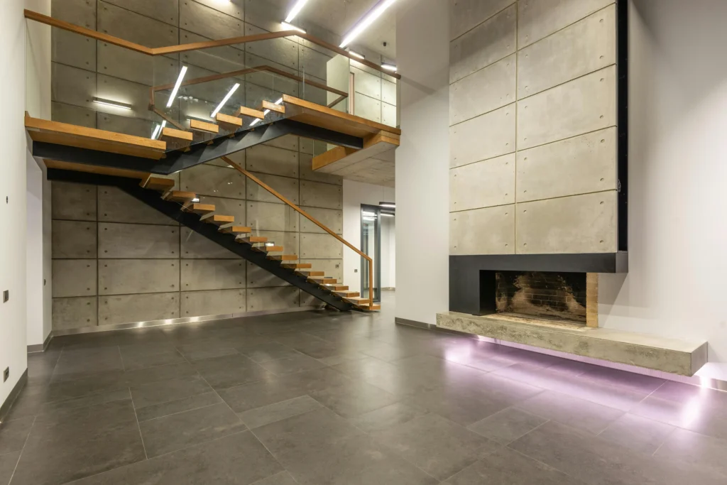 Salón Industrial con Chimenea Suspendida y Escaleras Voladas