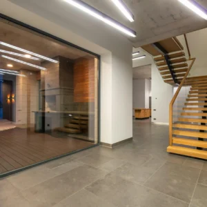 Dikigai LookBook_IMG237 Vestíbulo Contemporáneo con Escalera Volada y Cristal Panorámico. ( de Noche)