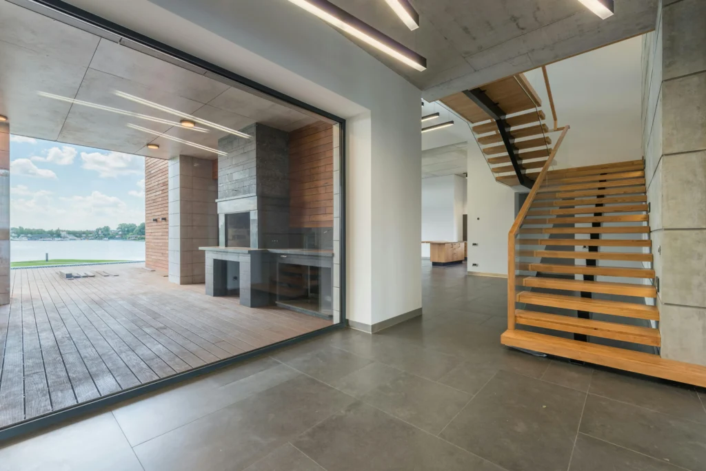 Vivienda Aeronáutica Vestíbulo Contemporáneo con Escalera Volada y Cristal Panorámico