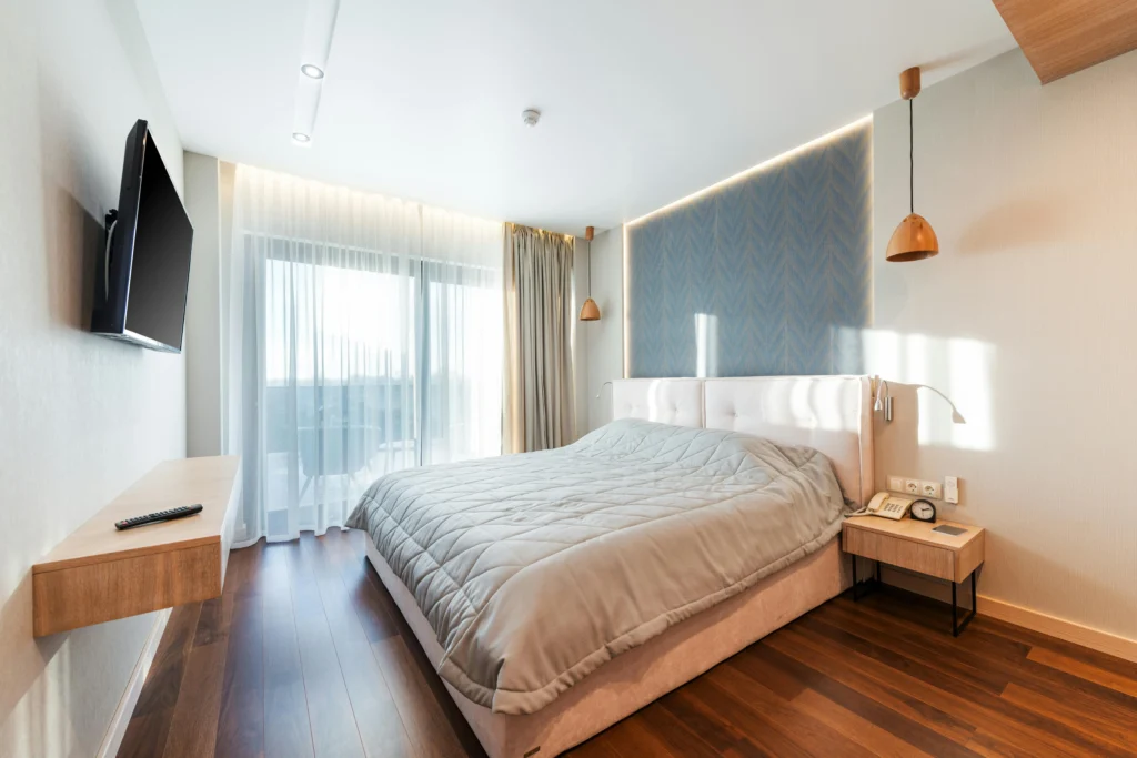 inicio Dormitorio Contemporáneo con Luz Natural y Textiles en Tonos Suaves