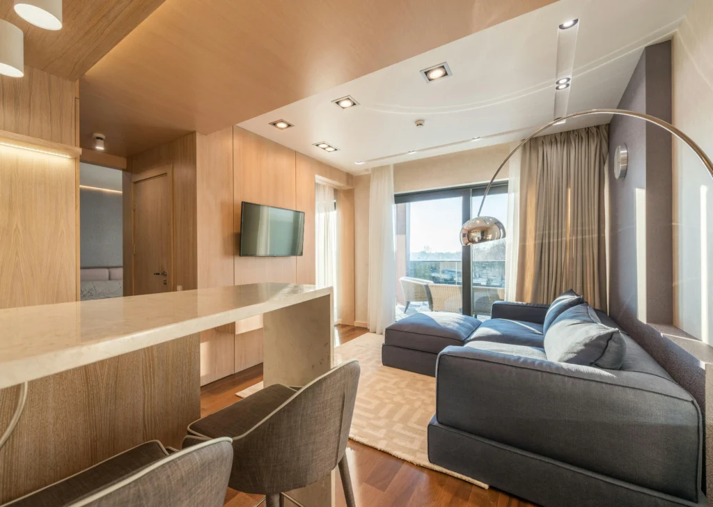 inicio Sala de Estar con Sofá Modular y Madera Natural