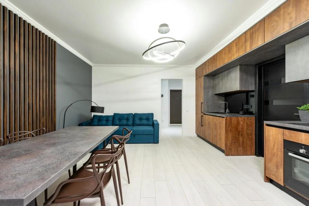 Cocina Minimalista en Madera y Gris con Sala Integrada