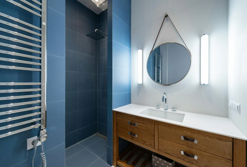 Promoción Alca del Guadalquivir Baño en Azul Marino con Mobiliario de Madera Natural