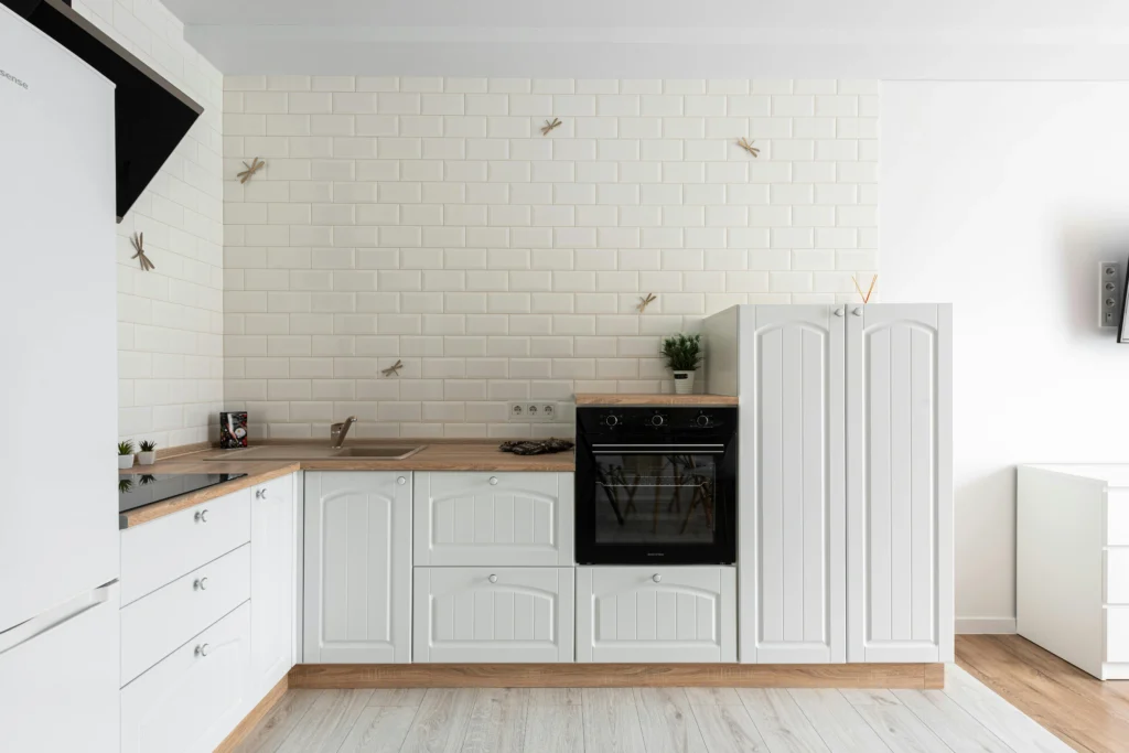 Promoción Alca del Guadalquivir Cocina en Blanco y Madera con Detalles Decorativos en Pared