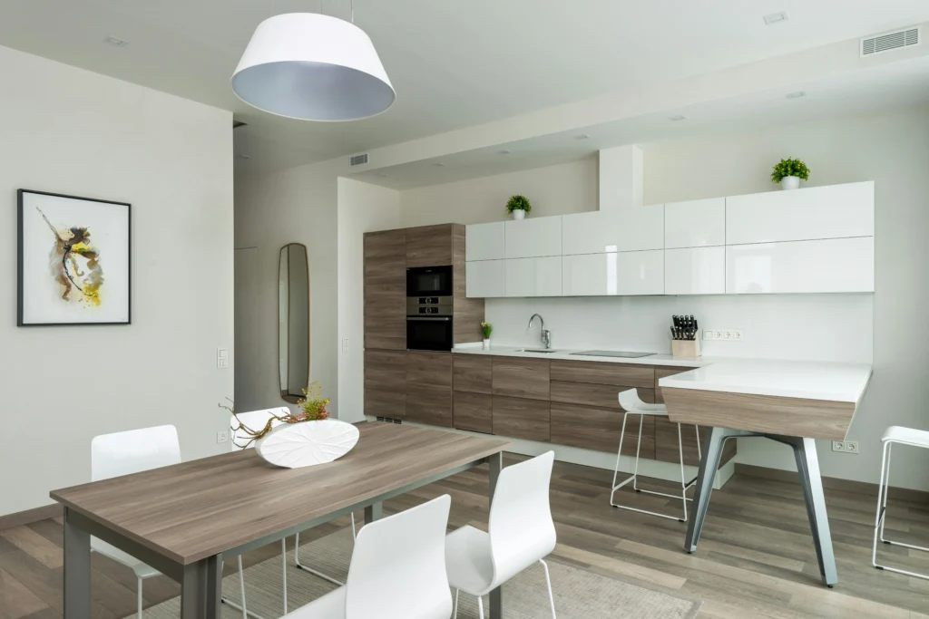 Cocina Contemporánea en Blanco y Madera con Comedor Integrado