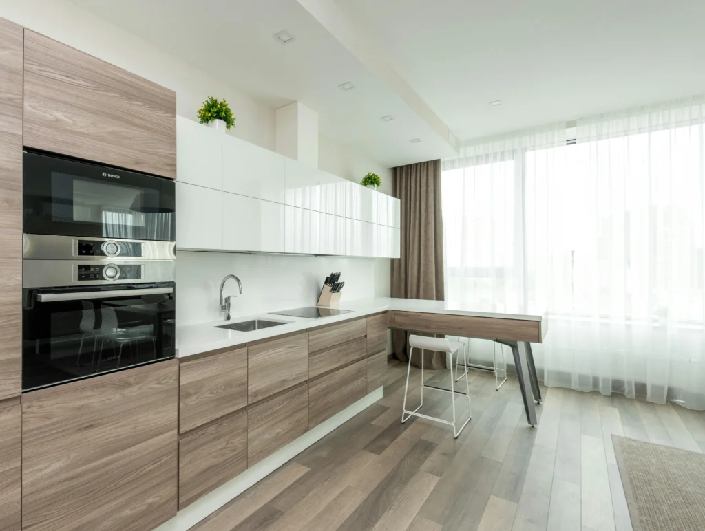 Cocina Minimalista en Blanco Brillante y Madera Clara