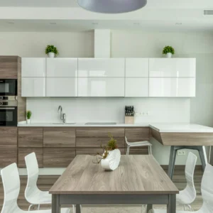 Dikigai LookBook_IMG264 Cocina-Comedor en Blanco y Madera Clara con Detalles Minimalistas