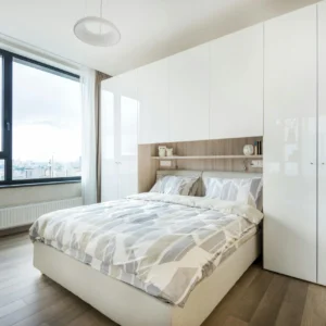 Dikigai LookBook_IMG265 Dormitorio Minimalista en Blanco y Madera Clara con Vista Panorámica