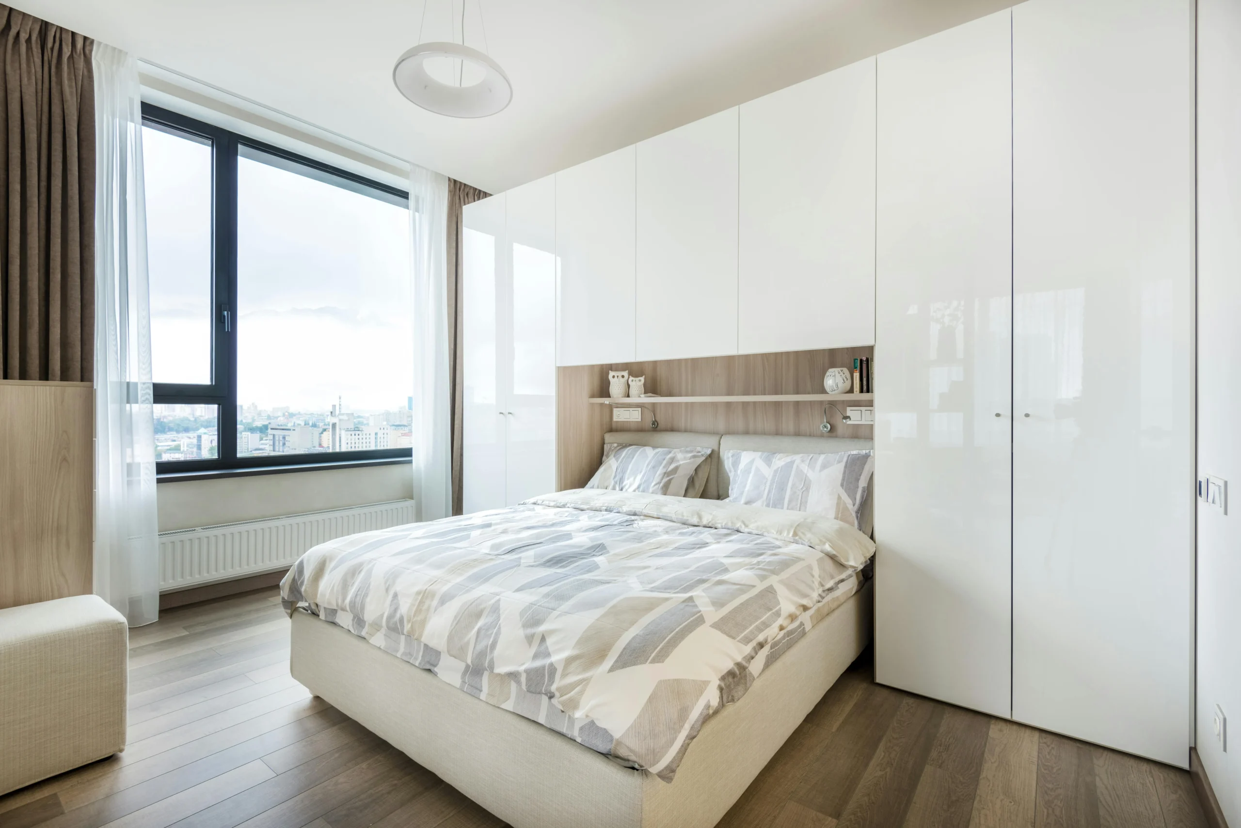 Dormitorio Minimalista en Blanco y Madera Clara con Vista Panorámica