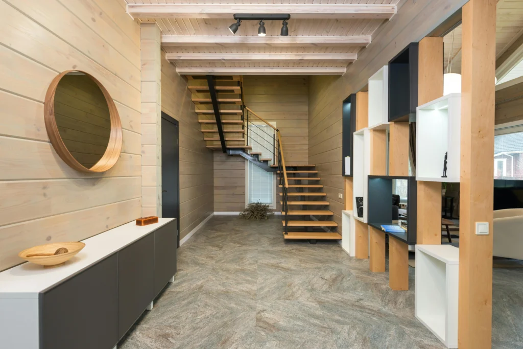 Recibidor Contemporáneo en Madera Natural con Escalera Abierta