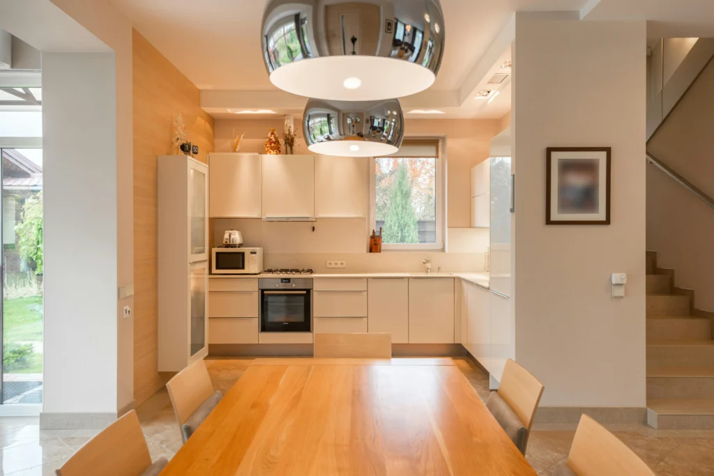 Cocina-Comedor en Madera Clara con Luminarias Metálicas