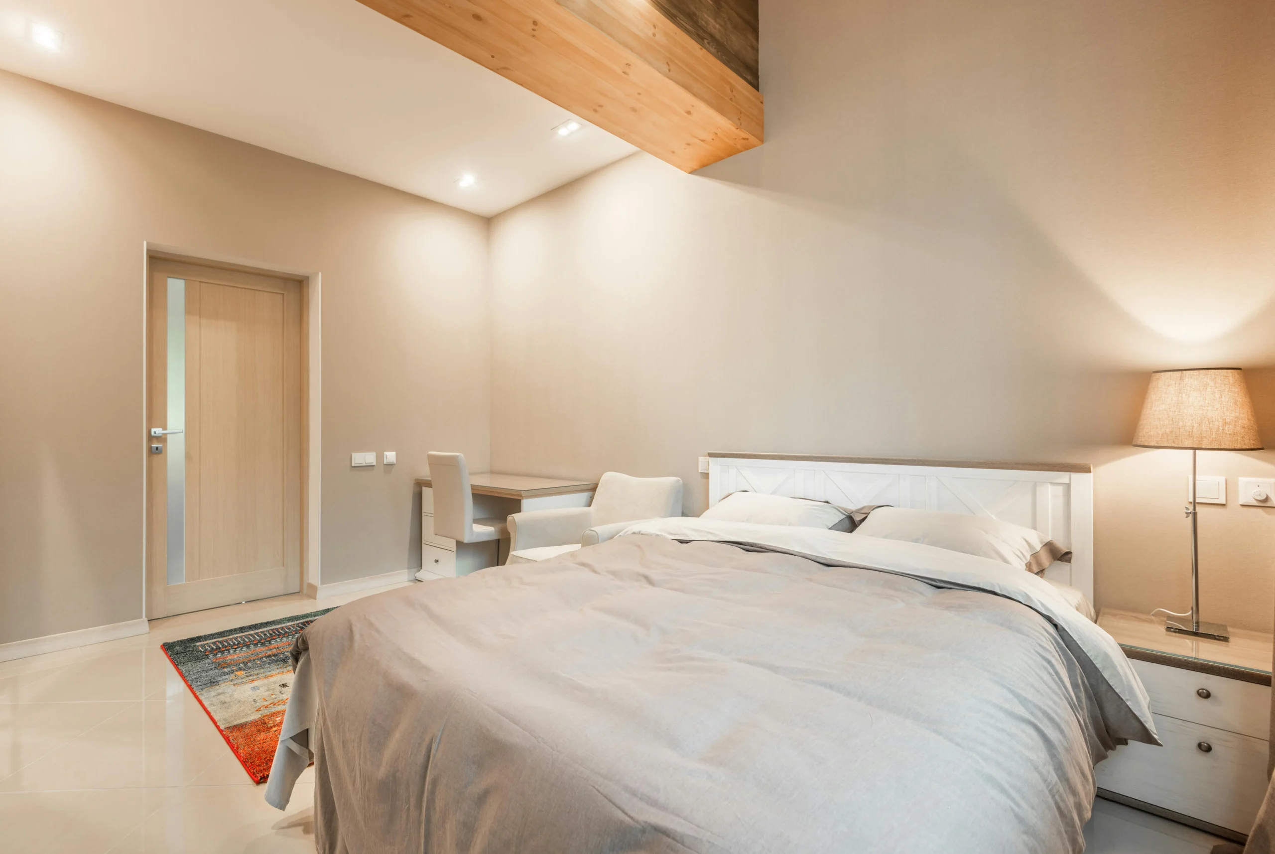 Dormitorio Contemporáneo con Escritorio Integrado y Textiles Neutros