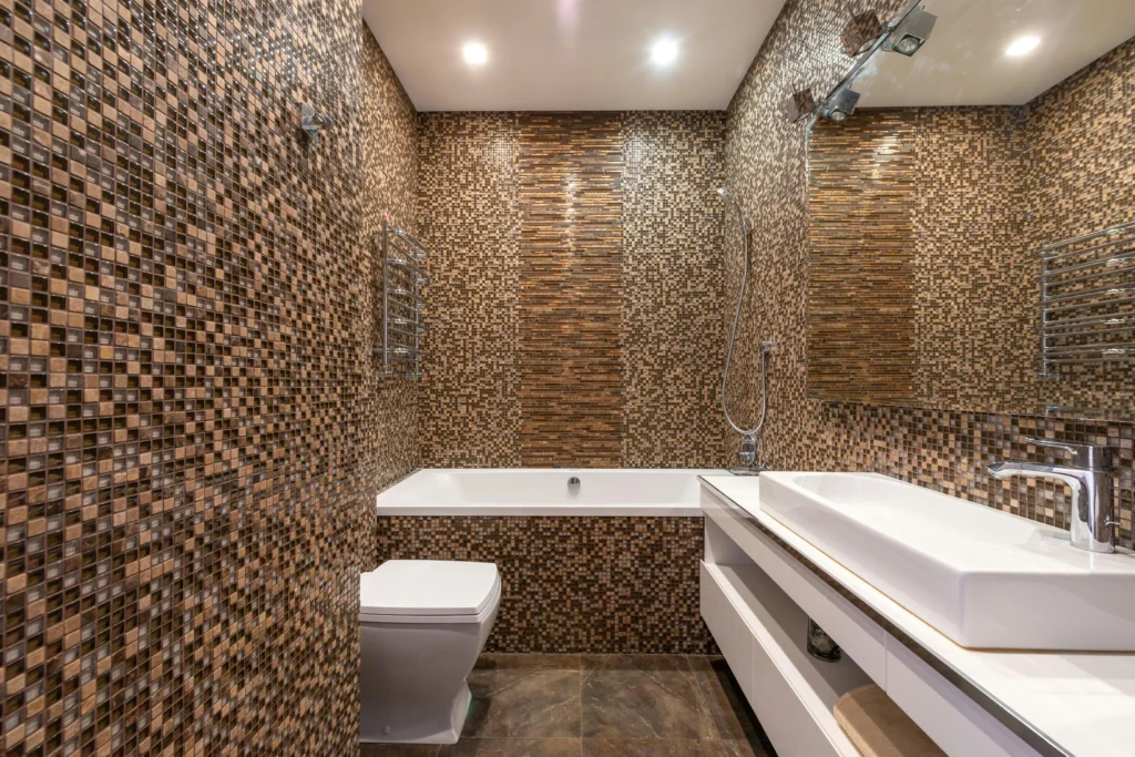inicio Baño Contemporáneo con Envolvente de Mosaico en Tonos Tierra