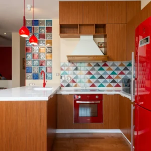 Cocina Contemporánea con Isla y Detalles en Rojo Brillante