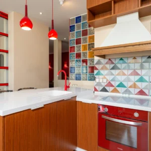 Cocina Contemporánea en Madera y Blanco con Detalles Rojos Vibrantes