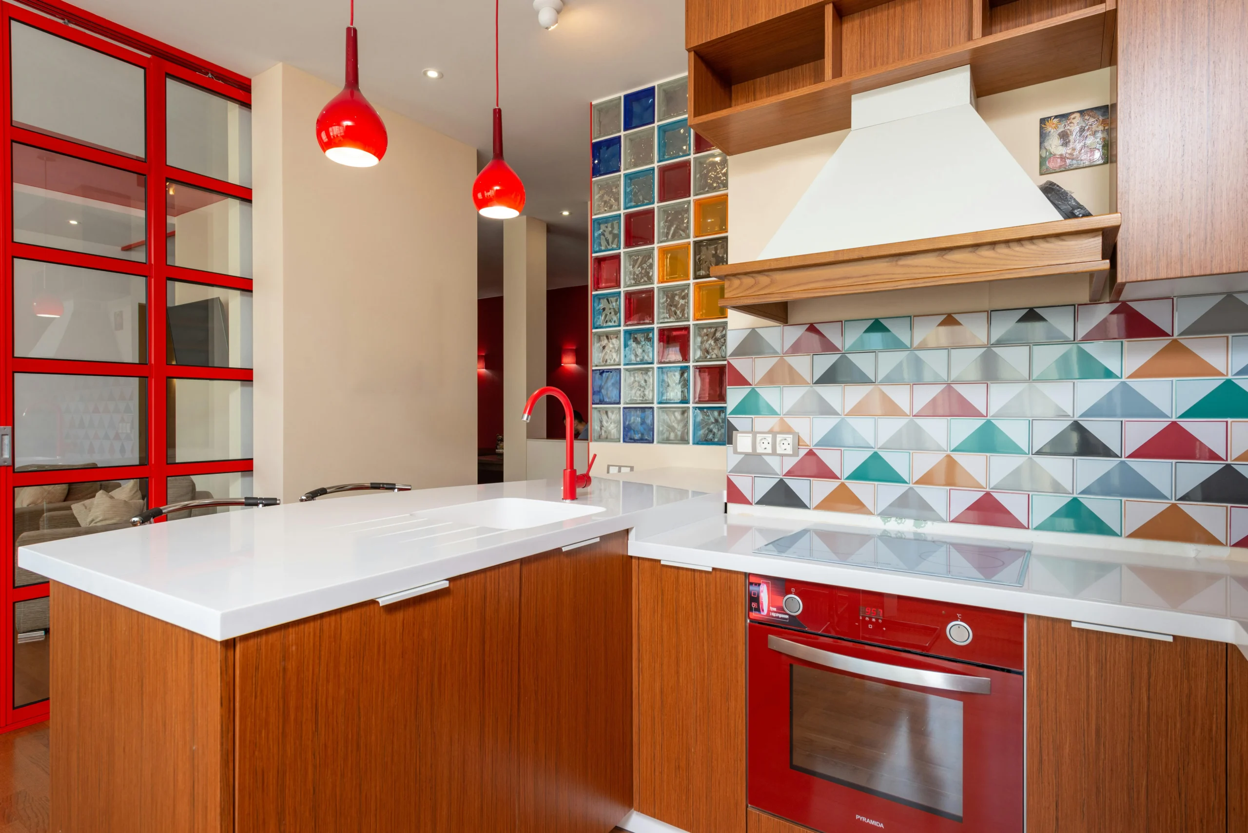 Cocina Contemporánea en Madera y Blanco con Detalles Rojos Vibrantes