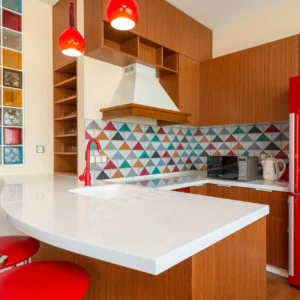 Cocina Abierta con Isla Curva y Toques de Color