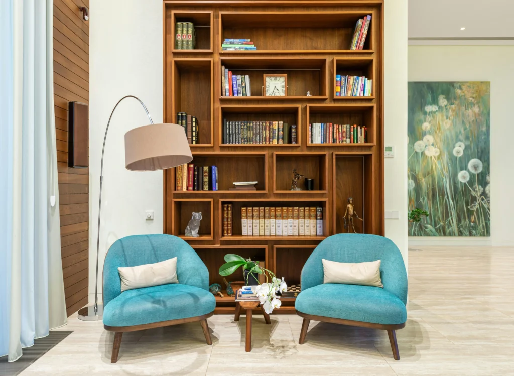 Rincón de Lectura con Biblioteca de Madera y Butacas Turquesa 