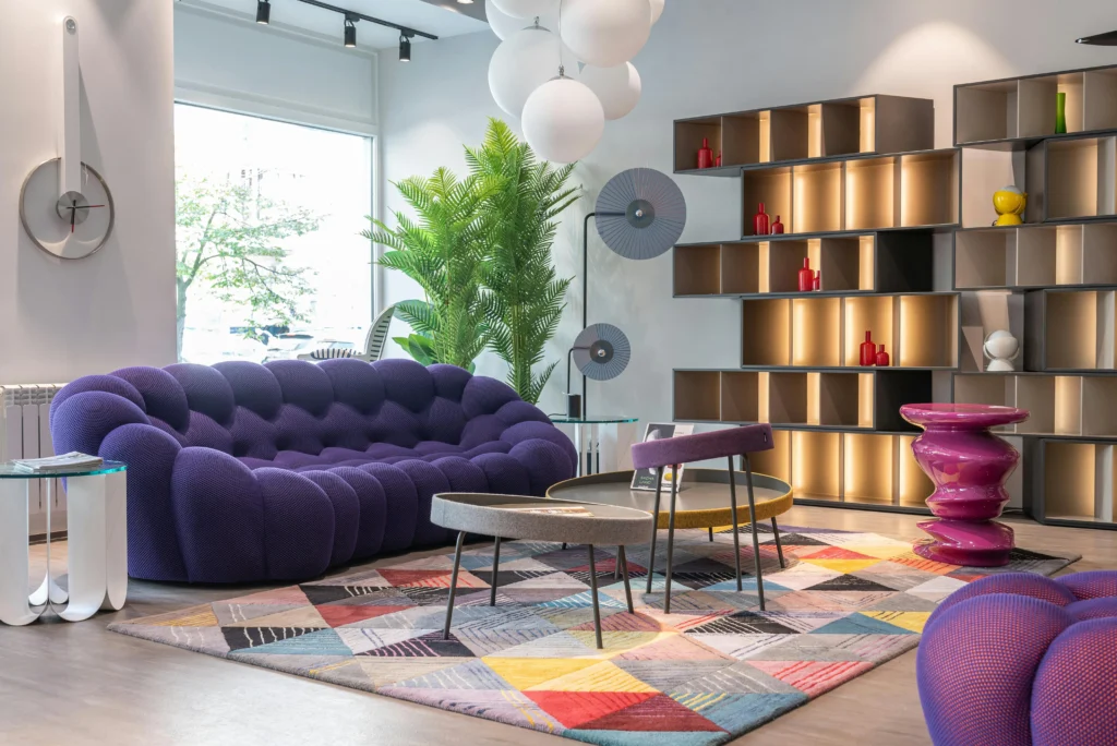 inicio Salón Contemporáneo con influencias Pop Art y toques de diseño Escultórico