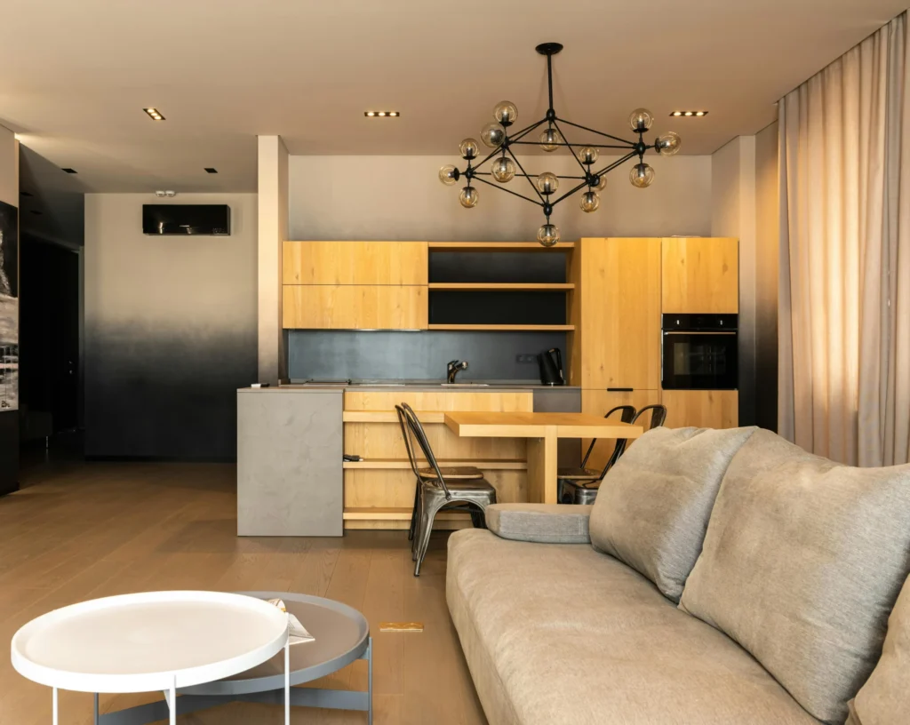 inicio Cocina Minimalista en Madera Clara y Negro con Sala Integrada