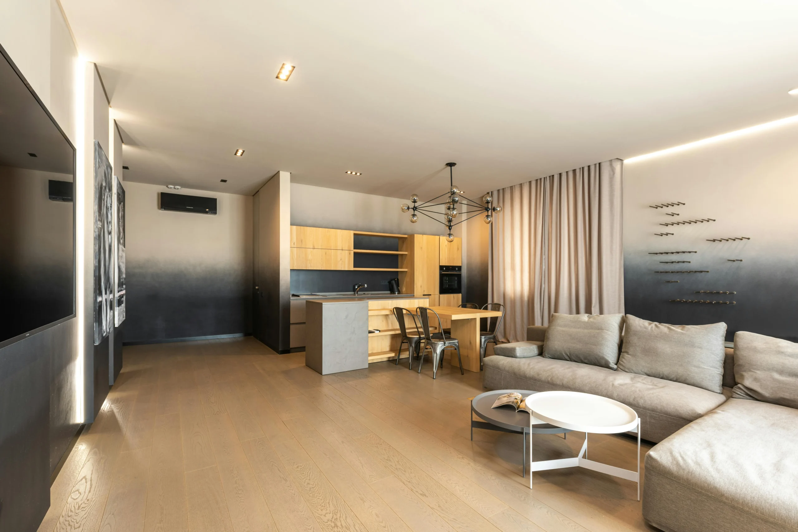 Salón-Cocina Minimalista con Pared Artística en Degradado