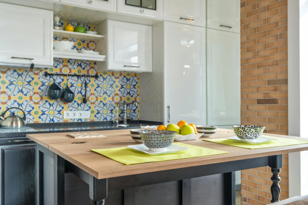 Cocina Mediterránea con Encimera de Madera y Detalles Artesanales
