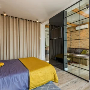 Dormitorio con Cortinas Integrales y Separación Visual en Espejos Cuadriculados