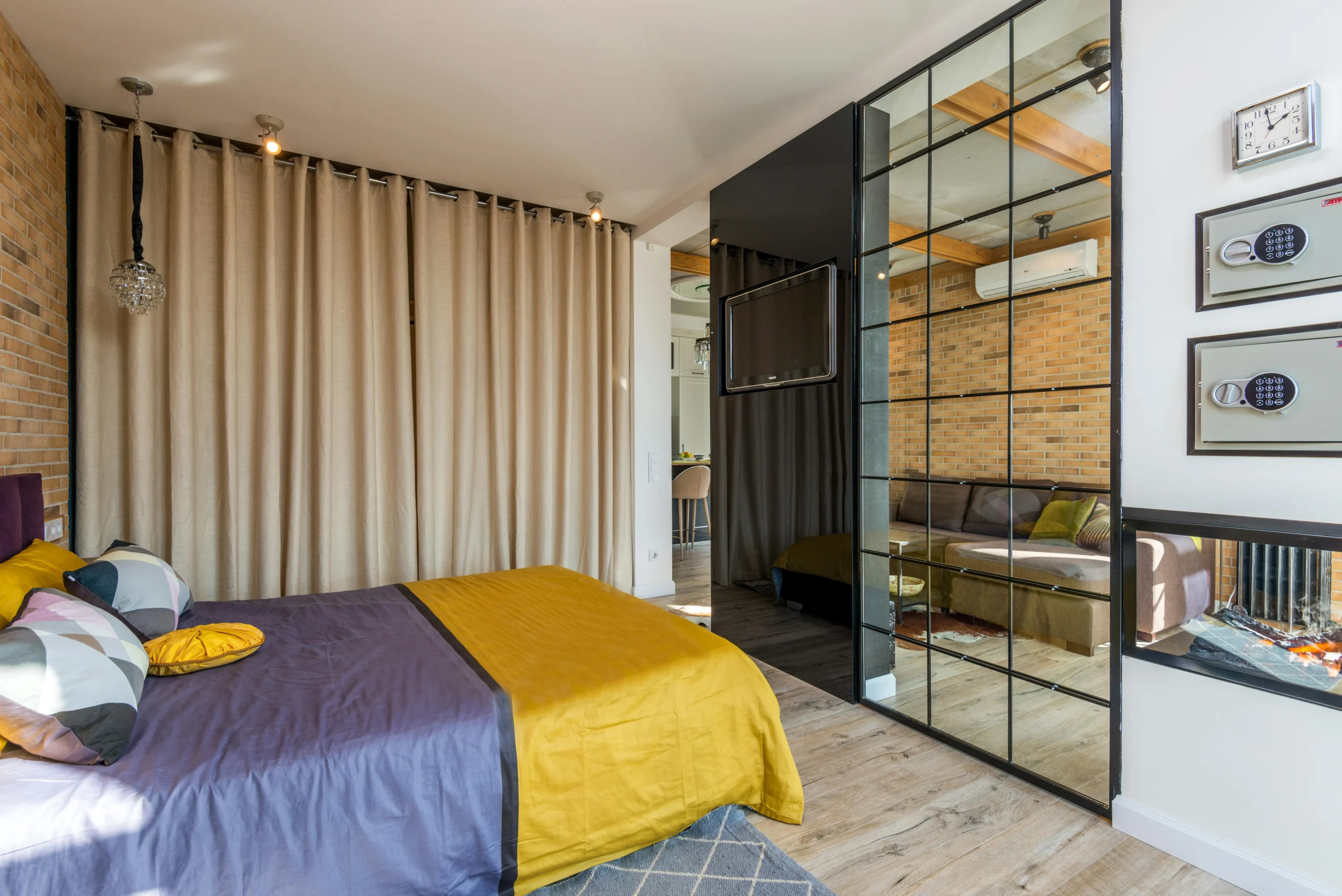 Dormitorio con Cortinas Integrales y Separación Visual en Espejos Cuadriculados