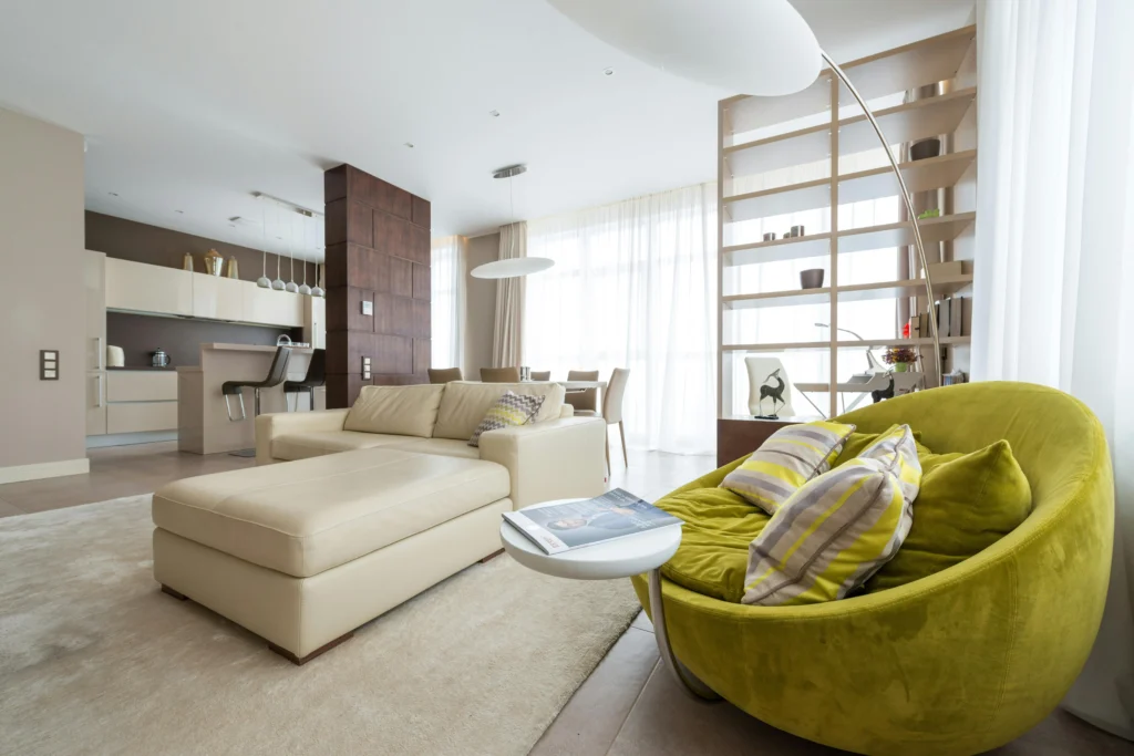 inicio Sala Contemporánea con Sillón Verde y Luz Natural Filtrada