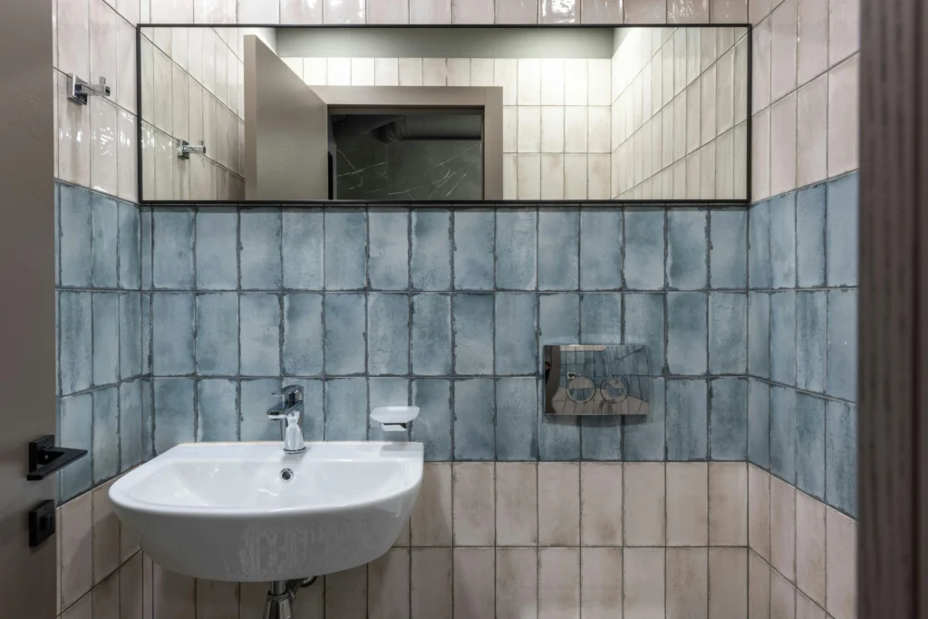 Baño Contemporáneo con Azulejos Bicolor y Lavabo Suspendido