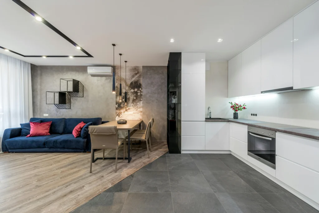 inicio Cocina Minimalista en Blanco y Gris con Comedor Integrado