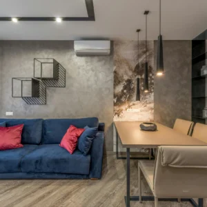 Dikigai LookBook_IMG304 Comedor Contemporáneo con Texturas Grises y Luminarias Colgantes