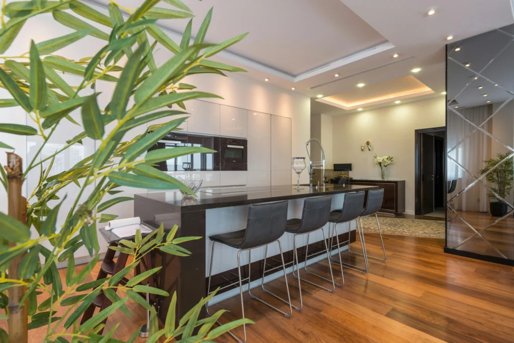 Cocina con Isla y Encimera Oscura en Planta Abierta