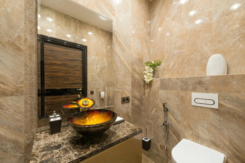 Baño Lujo con Mármol y Lavabo de Vidrio Ámbar
