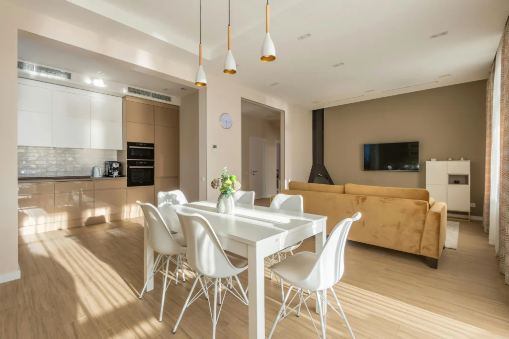 Promoción Alca del Guadalquivir Cocina-Comedor Nórdico en Tonos Beige y Blanco
