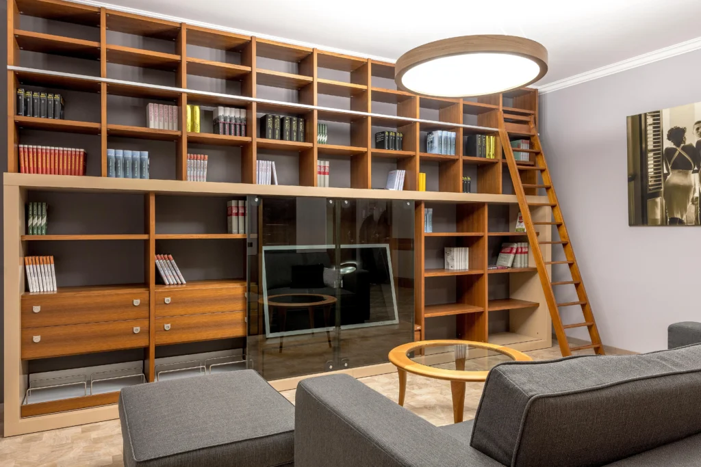 inicio Biblioteca Moderna con Estantería a Medida y Escalera de Madera