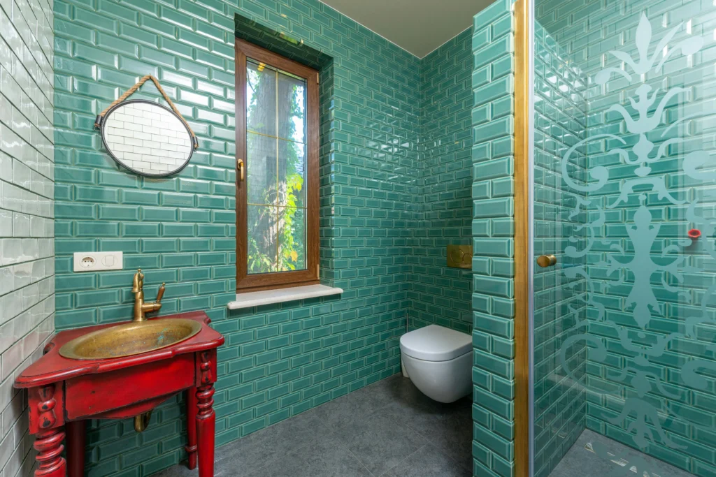 inicio Baño con Azulejo Verde y Lavabo Vintage en Madera Roja