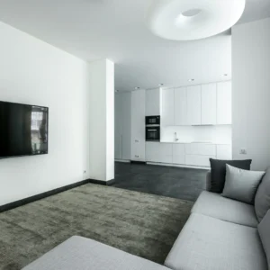 Dikigai LookBook_IMG313 Sala-Comedor Minimalista en Blanco Puro con Sofá Modular Gris