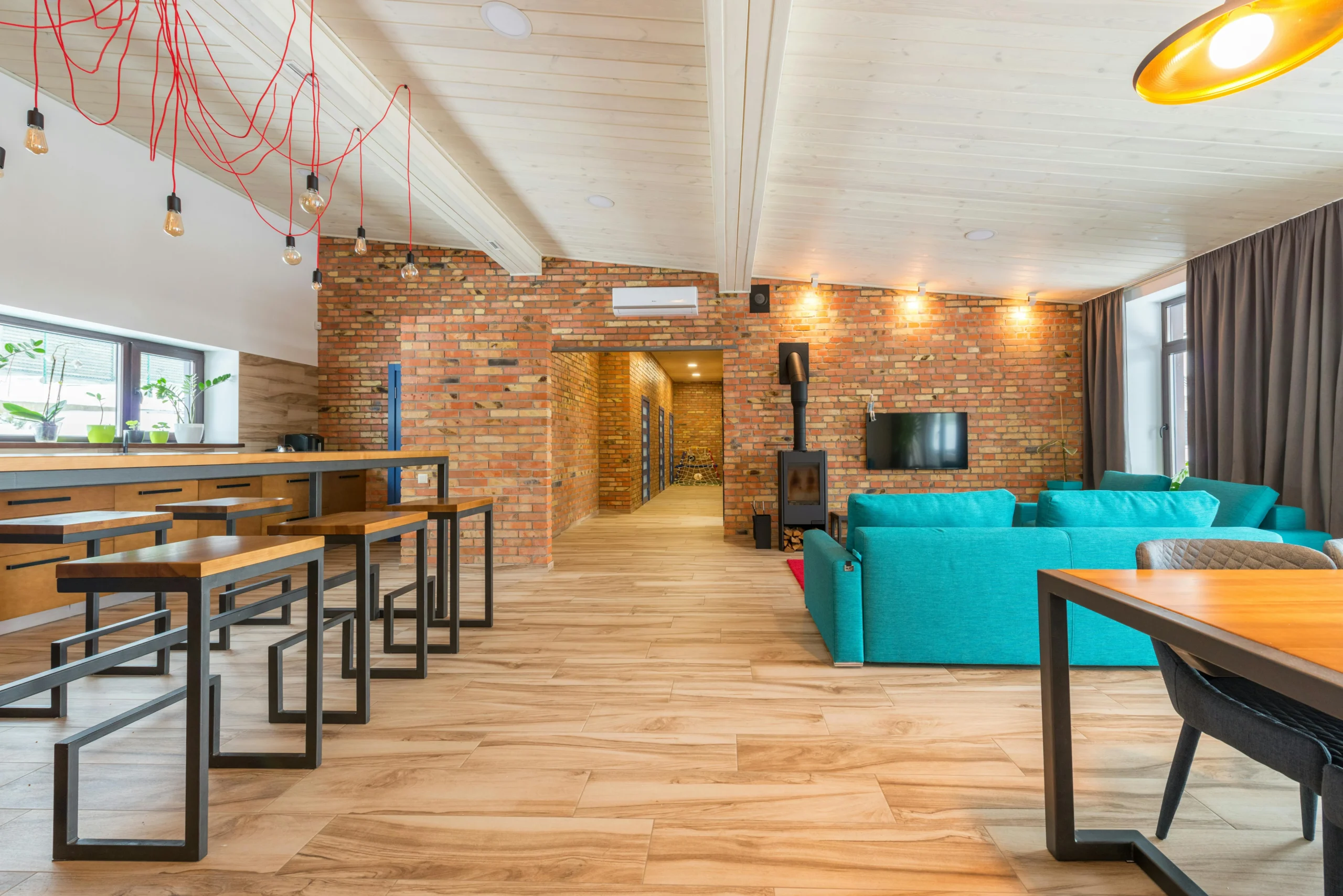 Loft Industrial con Ladrillo Visto y Sofá Turquesa