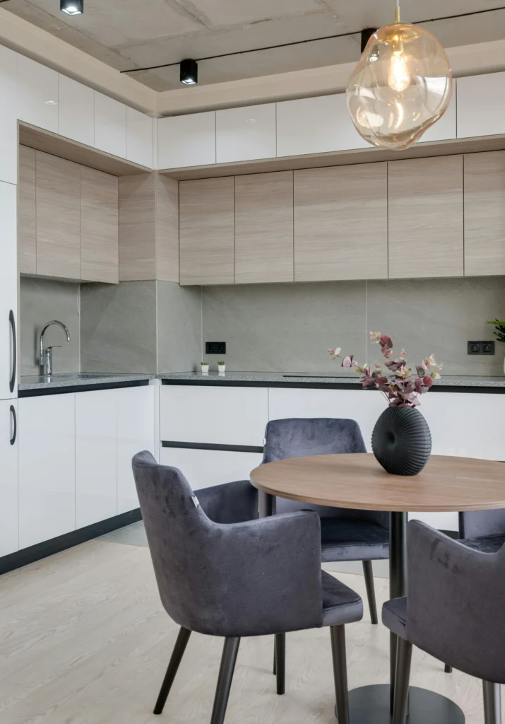 Cocina Escandinava en Blanco y Madera con Comedor Integrado